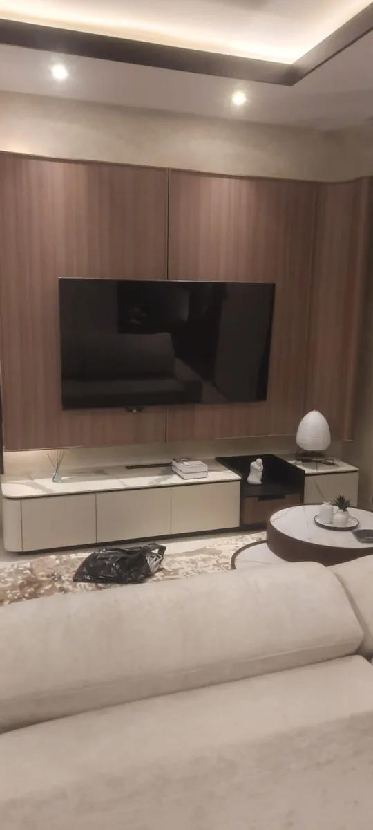 Custom TV Cabinet & Interior Ruang Keluarga di [Jakarta]